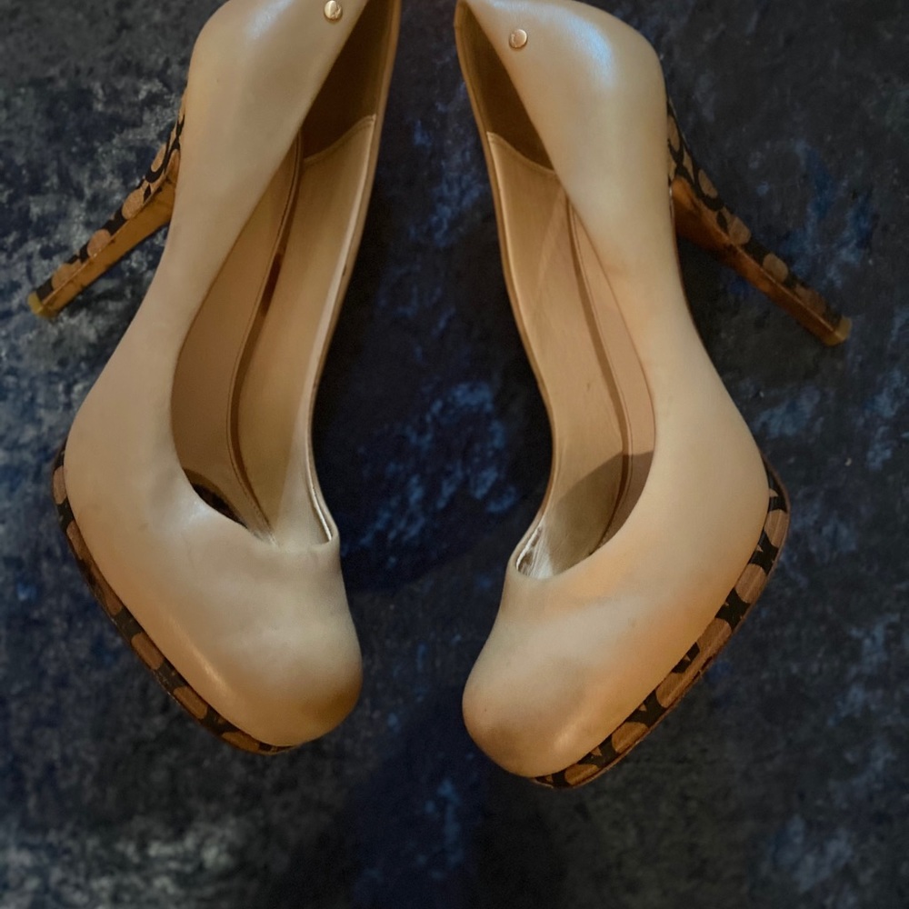 Woman’s heels - Picture 3 of 10